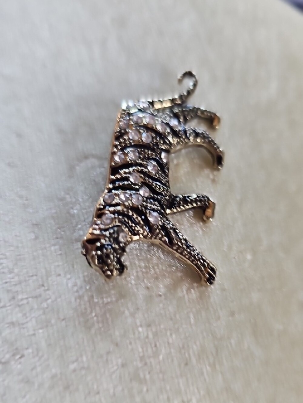 Gold Tone Tiger Brooch with Clear Rhinestones - Picture 6 of 7
